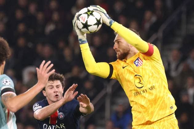 Football - Ligue des Champions PHOTOPQR LE PARISIEN Olivier Lejeune ; ; 06 11 2024 ; À l occasion de la quatrième journée de Ligue des Champions, le Paris Saint-Germain reçoit l Atlético Madrid ce mercredi 6 novembre 2024 au Parc des Princes. PH : O.Lejeune Joao Neves et Jan Oblak France  Copyright: xPHOTOPQR LExPARISIEN MAXPPPxLP xOlivierxLejeunex 20241106LPA2447 20241106LPA2447