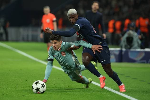 PSG - ATLETICO PHOTOPQR LE PARISIEN Le Parisien Arnaud Journois ; PARIS ; 06 11 2024 ; FOOTBALL , LIGUE DES CHAMPIONS UEFA , PHASE DE LIGUE , 4E JOURNEE , 06 11 2024 , PARIS , PARC DES PRINCES PARIS SG - ATLETICO MADRID PHOTO LE PARISIEN ARNAUD JOURNOIS Giuliano Simeone et Nuno Mendes PARIS France  Copyright: xPHOTOPQR LExPARISIEN MAXPPPxLexParisienx xArnaudxJournoisx 20241106LPA2453 20241106LPA2453
