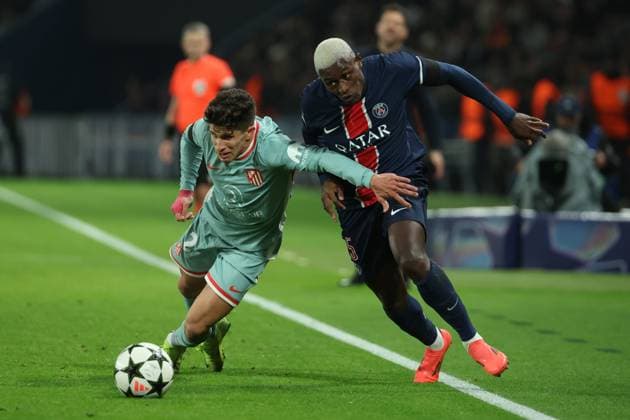 PSG - ATLETICO PHOTOPQR LE PARISIEN Le Parisien Arnaud Journois ; PARIS ; 06 11 2024 ; FOOTBALL , LIGUE DES CHAMPIONS UEFA , PHASE DE LIGUE , 4E JOURNEE , 06 11 2024 , PARIS , PARC DES PRINCES PARIS SG - ATLETICO MADRID PHOTO LE PARISIEN ARNAUD JOURNOIS Giuliano Simeone et Nuno Mendes PARIS France  Copyright: xPHOTOPQR LExPARISIEN MAXPPPxLexParisienx xArnaudxJournoisx 20241106LPA2454 20241106LPA2454