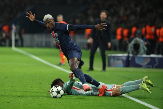 PSG - ATLETICO PHOTOPQR LE PARISIEN Le Parisien Arnaud Journois ; PARIS ; 06 11 2024 ; FOOTBALL , LIGUE DES CHAMPIONS UEFA , PHASE DE LIGUE , 4E JOURNEE , 06 11 2024 , PARIS , PARC DES PRINCES PARIS SG - ATLETICO MADRID PHOTO LE PARISIEN ARNAUD JOURNOIS Giuliano Simeone et Nuno Mendes PARIS France  Copyright: xPHOTOPQR LExPARISIEN MAXPPPxLexParisienx xArnaudxJournoisx 20241106LPA2456 20241106LPA2456