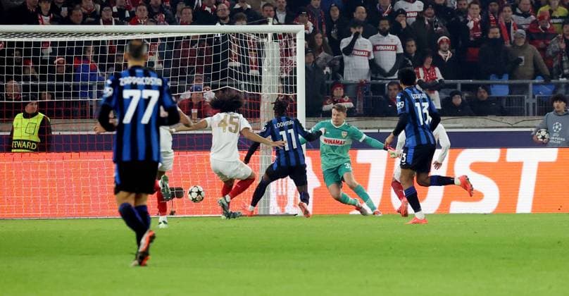 06 11 24 VfB Stuttgart Atalanta Bergamo Germany, Stuttgart, 06 11 2024, Football, UEFA Champions League, VfB Stuttgart Atalanta Bergamo v l Anrie Chase VfB Stuttgart , Ademola Lookman Atalanta Bergamo , Alexander Nübel VfB Stuttgart Goal 0 1 Lookman