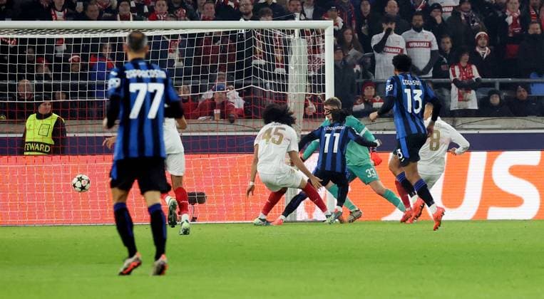 06 11 24 VfB Stuttgart Atalanta Bergamo Germany, Stuttgart, 06 11 2024, Football, UEFA Champions League, VfB Stuttgart Atalanta Bergamo v l Anrie Chase VfB Stuttgart , Ademola Lookman Atalanta Bergamo , Alexander Nübel VfB Stuttgart Goal 0 1 Lookman