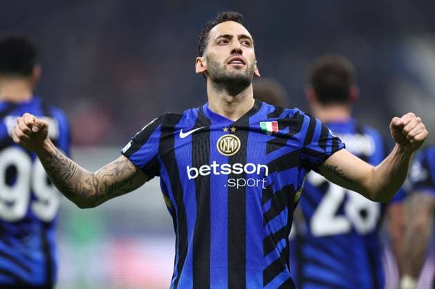 Sport Bilder des Tages Hakan Ã?alhanoglu of Inter Milan celebrates scoring the opening goal for their side Inter Milan v Arsenal, UEFA Champions League, Group Stage, Football, San Siro Stadium, Milan, Italy - 06 Nov 2024 EDITORIAL USE ONLY No use with unauthorised audio, video, data, fixture lists, club league logos or live services. Online in-match use limited to 120 images, no video emulation. No use in betting, games or single club league player publications. Copyright: xMarcoxCanienero Shutterstockx 14863816at