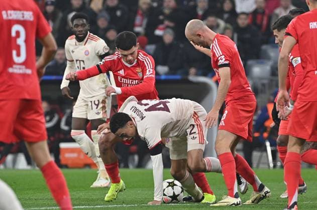 06 11 2024, xjrdrx, Football UEFA Champions League, FC Bayern Muenchen Benfica Lisbon emspor, v l Zeki Amdouni Benfica Lisbon , Jamal Musiala FC Bayern Muenchen , Frederik Aursnes Benfica Lisbon DFL DFB REGULATIONS PROHIBIT ANY USE OF PHOTOGRAPHS as IMAGE SEQUENCES and or QUASI VIDEO Muenchen