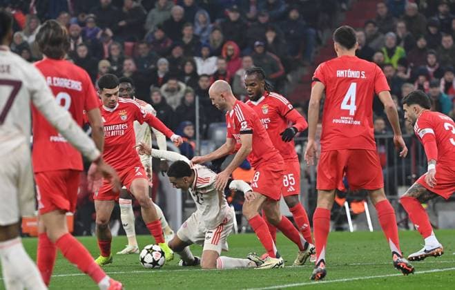 Bilder des Jahres 2024, Sport 11 November Sport Themen der Woche KW45 Sport Bilder des Tages 06.11.2024, xjrdrx, Fussball UEFA Champions League, FC Bayern Muenchen - Benfica Lissabon emspor, v.l. Zeki Amdouni (Benfica Lissabon), Jamal Musiala (FC Bayern Muenchen), Frederik Aursnes (Benfica Lissabon), Renato Sanchez (Benfica Lissabon) (DFL DFB REGULATIONS PROHIBIT ANY USE OF PHOTOGRAPHS as IMAGE SEQUENCES and or QUASI-VIDEO) Muenchen *** 06 11 2024, xjrdrx, Football UEFA Champions League, FC Bayern Muenchen Benfica Lisbon emspor, v l Zeki Amdouni Benfica Lisbon , Jamal Musiala FC Bayern Muenchen , Frederik Aursnes Benfica Lisbon , Renato Sanchez Benfica Lisbon DFL DFB REGULATIONS PROHIBIT ANY USE OF PHOTOGRAPHS as IMAGE SEQUENCES and or QUASI VIDEO Muenchen