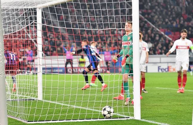 06 11 2024, xhbx, Football UEFA Champions League, VfB Stuttgart Atalanta Bergamo emspor, v l Goal scored, goal to 0 1 by Ademola Lookman Atalanta Bergamo , Alexander Nübel VfB Stuttgart enttaeuscht, enttaeuscht looking, dissapointed DFL DFB REGULATIONS PROHIBIT ANY USE OF PHOTOGRAPHS as IMAGE SEQUENCES and or QUASI VIDEO Stuttgart