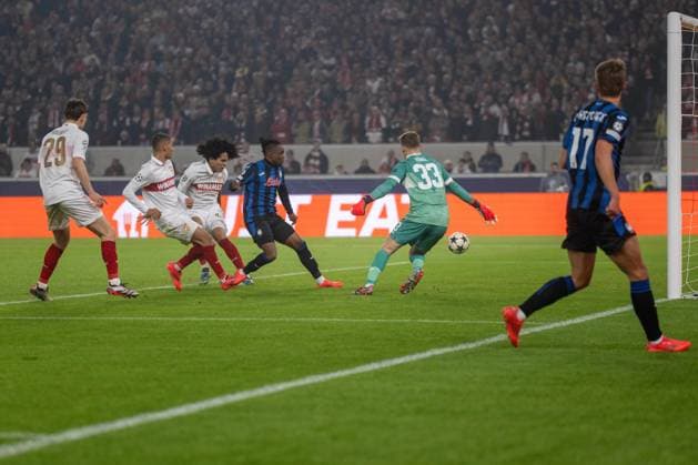 Ademola Lookman Atalanta BC scores 0 1, Anthony Rouault, Atakan Karazor, Anrie Chase, Goalkeeper Alexander Nübel VfB Stuttgart cant stop it xettx, Germany, Stuttgart, 06 11 2024, Football, UEFA Champions League VfB Stuttgart vs Atalanta Bergamo, Season 2024 2025, Match Day 4, MHP Arena Photo A2 Bildagentur Peter Hartenfelser