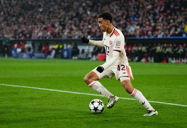 Champions League Round 4: Bayern Munich versus Benfica November 06 2024: Jamal Musiala of Bayern Munich controls the ball during a Champions League Round 4 game, Bayern Munich versus Benfica, at Allianz Areana, Munich, Germany. Ulrik Pedersen CSM (Credit Image: Â Ulrik Pedersen Cal Media) Munich Germany EDITORIAL USE ONLY Copyright: xx ZUMA-20241106_zma_c04_024.jpg UlrikxPedersenx csmphotothree315199