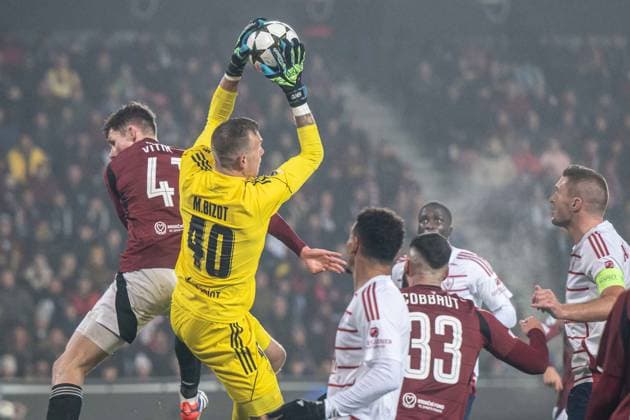 Marco Bizot catches the ball during UEFA Champions league match, AC Sparta Prague - Stade Brest , 06. november 2024, Epet Arena, Prague, Czech republic Copyright: xMICHALxFAJT,ZOSPORTU.SKx FAJ_4888