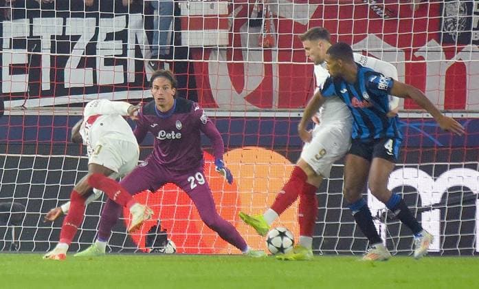06 11 2024, xhbx, Football UEFA Champions League, VfB Stuttgart Atalanta Bergamo emspor, v l El Bilal Toure VfB Stuttgart , Marco Carnesecchi Atalanta Bergamo , Ermedin Demirovic VfB Stuttgart , Isak Hien Atalanta Bergamo DFL DFB REGULATIONS PROHIBIT ANY USE OF PHOTOGRAPHS as IMAGE SEQUENCES and or QUASI VIDEO Stuttgart