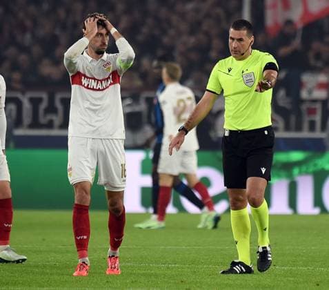 06 11 2024, xhbx, Football UEFA Champions League, VfB Stuttgart Atalanta Bergamo emspor, v l Atakan Karazor VfB Stuttgart , Rade Obrenovic Uefa Referee DFL DFB REGULATIONS PROHIBIT ANY USE OF PHOTOGRAPHS as IMAGE SEQUENCES and or QUASI VIDEO Stuttgart