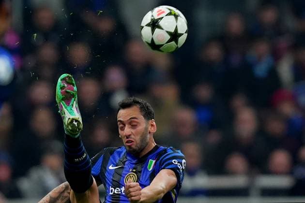 Inter Milan s Hakan Calhanoglu during the Uefa Champions League soccer match between Inter and Arsenal a at the San Siro Stadium in Milan, north Italy - Wednesday , November 6 , 2024. - Soccer .  Copyright: xSpada LaPressex