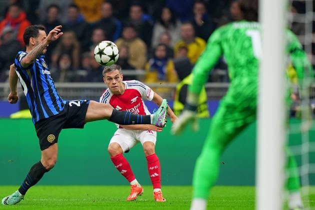 Arsenal s Leandro Trossard fight for the ball with Inter Milan s Hakan Calhanoglu .during the Uefa Champions League soccer match between Inter and Arsenal a at the San Siro Stadium in Milan, north Italy - Wednesday , November 6 , 2024. - Soccer .  Copyright: xSpada LaPressex