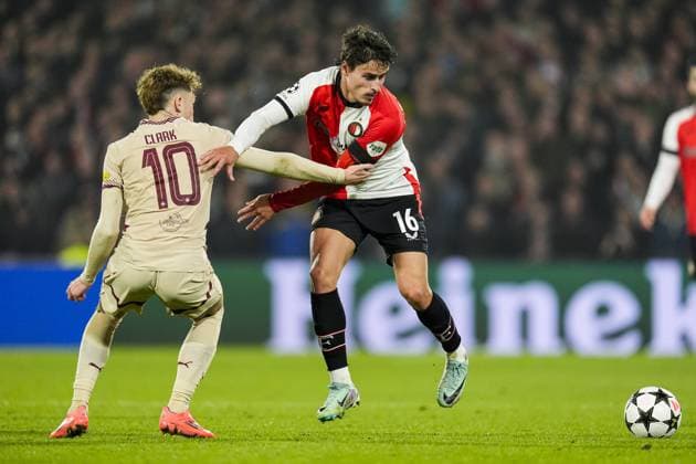 UEFA Champions League: Feyenoord v FC Red Bull Salzburg Rotterdam - Bobby Clark of RB Salzburg, Hugo Bueno of Feyenoord during the fourth round of the new format of The Champions League 2024 2025. The match is set between Feyenoord and FC Red Bull Salzburg at Stadion Feijenoord De Kuip on 6 November 2024 in Rotterdam, The Netherlands. Copyright: xTomxBodex