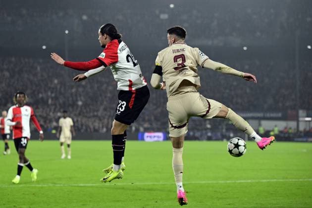 ROTTERDAM - (l-r) Anis Hadj Moussa of Feyenoord, Aleksa Terzic of FC RB Salzburg during the UEFA Champions League match between Feyenoord Rotterdam and FC RB Salzburg at Feyenoord Stadium de Kuip on Nov. 6, 2024 in Rotterdam, Netherlands. ANP OLAF KRAAK UEFA Champions League 2024 25 League Phase MD4 2024 25 xVIxANPxSportx xxANPxIVx 512853122 originalFilename: 512853122.jpg