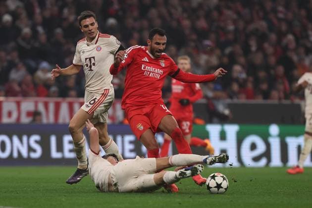 Munich, Alianz Arena UEFA Champions League 2024 25 am 6 11 2024 Matchday 4 FC Bayern München SL Benfica v l , Minjae Kim FC Bayern München , Vangelis Pavlidis S L Benfica , Zweikampf, Action, Aktion, Battles for the Ball DFL DFB REGULATIONS PROHIBIT ANY USE OF PHOTOGRAPHS as IMAGE SEQUENCES and or QUASI VIDEO Copyright: JoaquimxFerreira