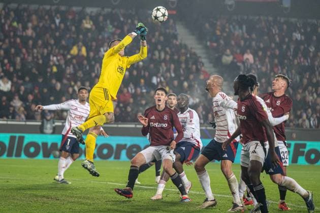 Sport Bilder des Tages Marco Bizot catches the ball during UEFA Champions league match, AC Sparta Prague - Stade Brest , 06. november 2024, Epet Arena, Prague, Czech republic Copyright: xMICHALxFAJT,ZOSPORTU.SKx FAJ_4908