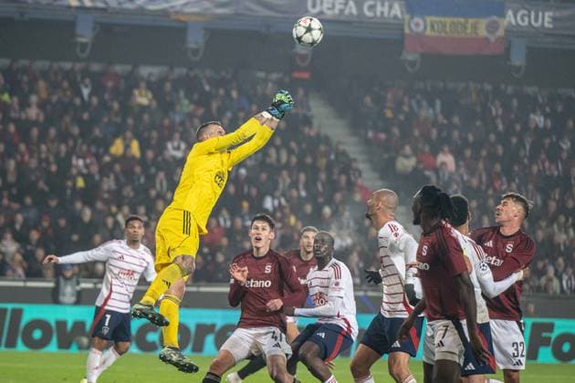 Marco Bizot catches the ball during UEFA Champions league match, AC Sparta Prague - Stade Brest , 06. november 2024, Epet Arena, Prague, Czech republic Copyright: xMICHALxFAJT,ZOSPORTU.SKx FAJ_4909