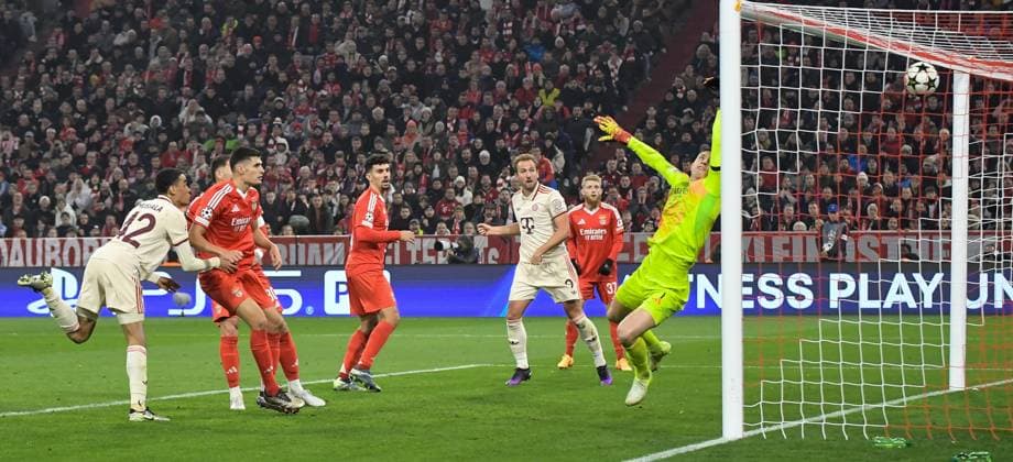 06 11 2024, xemx, Football UEFA Champions League, FC Bayern Muenchen Benfica Lisbon emspor, v l Jamal Musiala FC Bayern Muenchen Goal scored, erziehlt das Tor zum 1 0 DFL DFB REGULATIONS PROHIBIT ANY USE OF PHOTOGRAPHS as IMAGE SEQUENCES and or QUASI VIDEO Muenchen