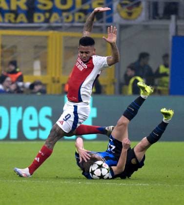 Foto IPP Paolo Bona Milano 06 11 2024 UEFA Champions League di Calcio stagione 2024 2025 partita Inter-Arsenal Nella foto Nicolo™ Barella e Gabriel Jesus Italy Photo Press Worldwide Copyright italy  Copyright: xR4924_italyphotopressx
