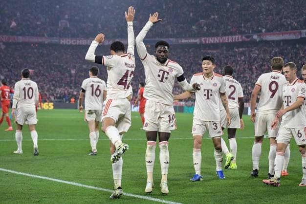 06 11 2024, xemx, Football UEFA Champions League, FC Bayern Muenchen Benfica Lisbon emspor, v l Jamal Musiala FC Bayern Muenchen Jubel, Torjubel, celebrate the goal, jubiliert über das Tor zum 1 0 DFL DFB REGULATIONS PROHIBIT ANY USE OF PHOTOGRAPHS as IMAGE SEQUENCES and or QUASI VIDEO Muenchen