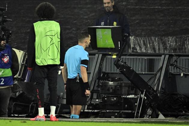 ROTTERDAM - Referee Donatas Rumsas watches the video assistant referee (VAR) during the UEFA Champions League match between Feyenoord Rotterdam and FC RB Salzburg at Feyenoord Stadium de Kuip on Nov. 6, 2024 in Rotterdam, Netherlands. ANP OLAF KRAAK UEFA Champions League 2024 25 League Phase MD4 2024 25 xVIxANPxSportx xxANPxIVx 512854275 originalFilename: 512854275.jpg