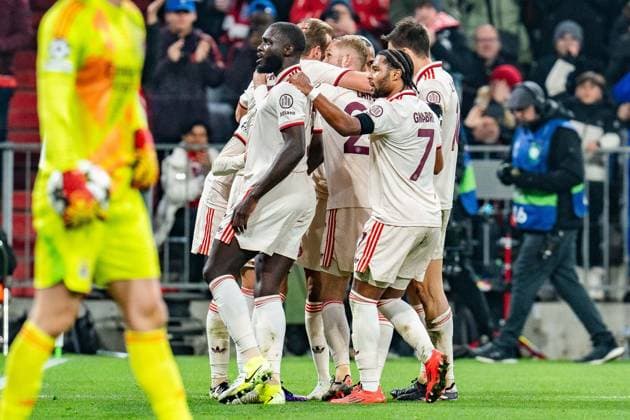 06 11 2024, FC Bayern München vs Benfica Lisbon, UEFA Champions League, Matchday 4 Goal for 1 0 by Jamal Musiala FC Bayern Muenchen, 42 here Serge Gnabry FC Bayern Muenchen, 7 Dayot Upamecano FC Bayern Muenchen, 2 Joao Palhinha FC Bayern Muenchen, 16 Harry Kane FC Bayern Muenchen, 9 Alphonso Davies FC Bayern Muenchen, 19 Cheer together Copyright: xBahhoxKarax