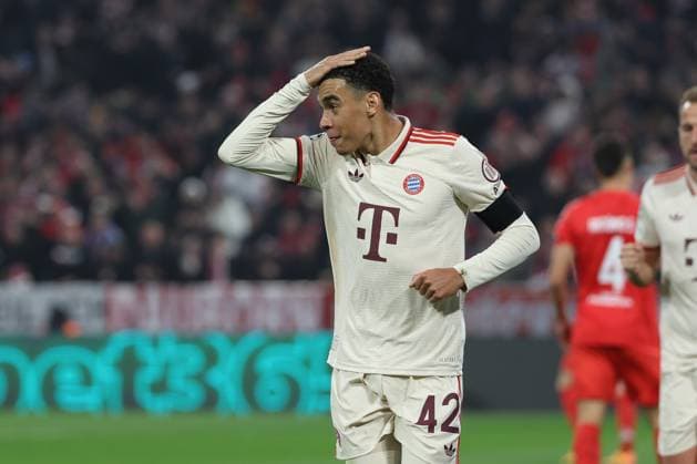 Goal celebration of Jamal Musiala 42 FC Bayern Muenchen to 1 0 signaled header, FC Bayern Muenchen vs Benfica Lisbon, Champions League, Football, Matchday 4, 06 11 2024 Muenchen Bayern Germany Copyright: xkolbert-press ChristianxKolbertx