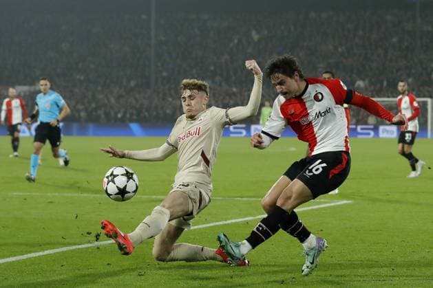 ROTTERDAM - (l-r) Bobby Clark of FC RB Salzburg, Hugo Bueno of Feyenoord during the UEFA Champions League match between Feyenoord Rotterdam and FC RB Salzburg at Feyenoord Stadion de Kuip on Nov. 6, 2024 in Rotterdam, Netherlands. ANP Hollandse Hoogte BART STOUTJESDIJK UEFA Champions League 2024 25 League Phase MD4 2024 25 xVIxANPxSportx xBartxStoutjesdijkxIVx 512854718 originalFilename: 512854718.jpg