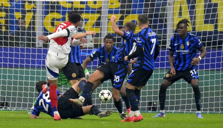 Foto IPP Paolo Bona Milano 06 11 2024 UEFA Champions League di Calcio stagione 2024 2025 partita Inter-Arsenal Nella foto sei giocatori dell Inter contrastano il tiro di Gabriel Magalhaes Italy Photo Press Worldwide Copyright italy  Copyright: xR4924_italyphotopressx