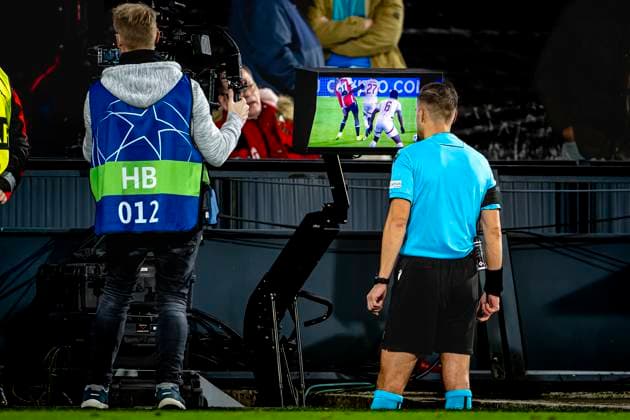 Referee Aleksandr Radius checks VAR, during the match Feyenoord Salzburg at the Feyenoord stadium De Kuip for the UEFA Champions League League phase Matchday 4 season 2024 2025 in ROTTERDAM, Netherlands on 6 november 2024, photo by Marcel van Dorst EYE4images DeFodi Images not used in POL SRB CRO FRA GBR NED ITA USA Defodi 746 198514 Defodi-746 not used in POL SRB CRO FRA GBR NED ITA USA