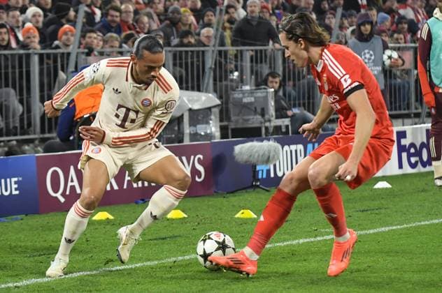 06 11 2024, xemx, Football UEFA Champions League, FC Bayern Muenchen Benfica Lisbon emspor, v l Leroy Sane FC Bayern Muenchen , Alvaro Carreras Benfica Lisbon duel, action, action, battle for the ball DFL DFB REGULATIONS PROHIBIT ANY USE OF PHOTOGRAPHS as IMAGE SEQUENCES and or QUASI VIDEO Muenchen