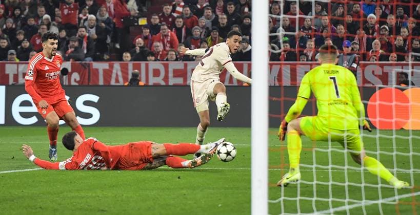 06 11 2024, xemx, Football UEFA Champions League, FC Bayern Muenchen Benfica Lisbon emspor, v l Orkun Koekcue Benfica Lisbon , Jamal Musiala FC Bayern Muenchen DFL DFB REGULATIONS PROHIBIT ANY USE OF PHOTOGRAPHS as IMAGE SEQUENCES and or QUASI VIDEO Muenchen