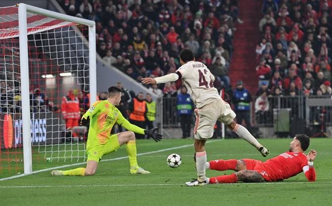 06 11 2024, xjrdrx, Football UEFA Champions League, FC Bayern Muenchen Benfica Lisbon emspor, v l Anatoliy Trubin Benfica Lisbon , Jamal Musiala FC Bayern Muenchen , Nicolas Otamendi Benfica Lisbon DFL DFB REGULATIONS PROHIBIT ANY USE OF PHOTOGRAPHS as IMAGE SEQUENCES and or QUASI VIDEO Muenchen