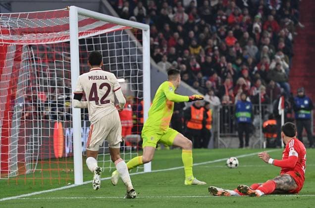 06 11 2024, xjrdrx, Football UEFA Champions League, FC Bayern Muenchen Benfica Lisbon emspor, v l Anatoliy Trubin Benfica Lisbon , Jamal Musiala FC Bayern Muenchen , Nicolas Otamendi Benfica Lisbon DFL DFB REGULATIONS PROHIBIT ANY USE OF PHOTOGRAPHS as IMAGE SEQUENCES and or QUASI VIDEO Muenchen