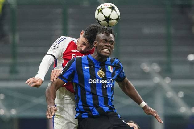 Kai Havertz of Arsenal and Yann Bisseck of Inter Milan clash heads causing a head injury to Kai Havertz of Arsenal Inter Milan v Arsenal, UEFA Champions League, Group Stage, Football, San Siro Stadium, Milan, Italy - 06 Nov 2024 EDITORIAL USE ONLY No use with unauthorised audio, video, data, fixture lists, club league logos or live services. Online in-match use limited to 120 images, no video emulation. No use in betting, games or single club league player publications.  Copyright: xRemotePhotoPress Shutterstockx 14873845cq