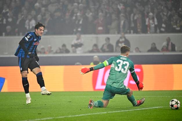 Goal kick Action Goal chance Nicolo Zaniolo Atalanta BC Bergamo 10 against goalkeeper Alexander Nuebel VfB Stuttgart 33 for supposed 0 2 is not counted due to offside Champions League VfB Stuttgart vs Atalanta BC Bergamo 05 11 2024 DFL REGULATIONS PROHIBIT ANY USE OF PHOTOGRAPHS AS IMAGE SEQUENCES AND OR QUASI VIDEO Champions League VfB Stuttgart vs Atalanta BC Bergamo