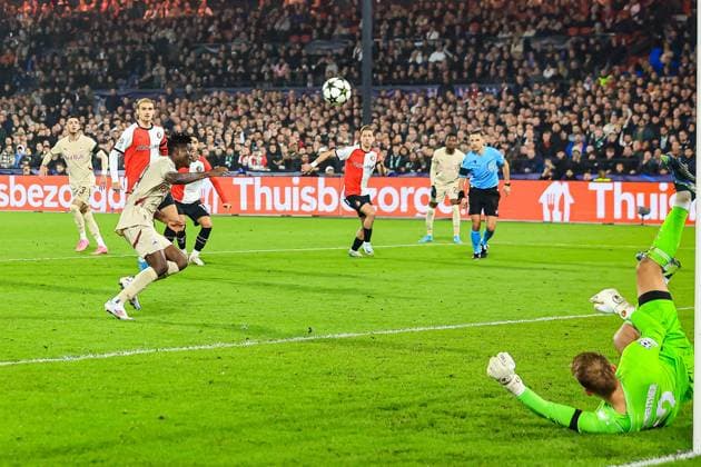 ROTTERDAM, 6-11-2024, Stadium de Kuip, Champions League, 2024 2025, Feyenoord - Red Bull Salzburg, Feyenoord player Timon Wellenreuther hold penalty Feyenoord - RB Salzburg  x26684170x Copyright: