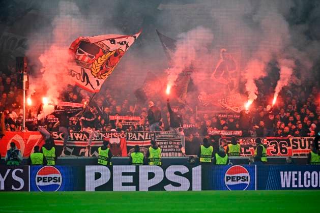 Bengalos, pyrotechnics, pyro, fireworks, Cannstatter Kurve fan block, fans, Fankurve, flags, flags, atmosphere, atmospheric Pepsi Champions League VfB Stuttgart vs Atalanta BC Bergamo 05 11 2024 DFL REGULATIONS PROHIBIT ANY USE OF PHOTOGRAPHS AS IMAGE SEQUENCES AND OR QUASI VIDEO Champions League VfB Stuttgart vs Atalanta BC Bergamo