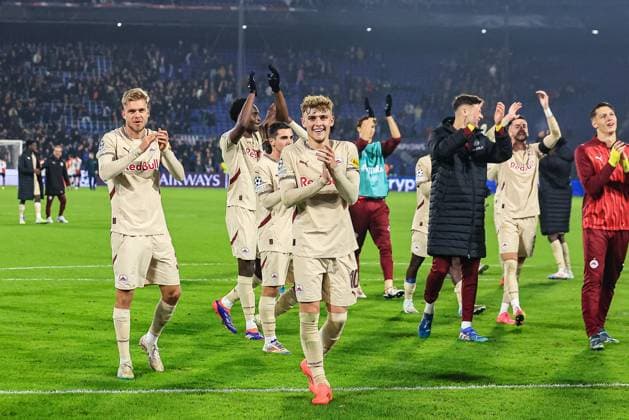ROTTERDAM, 6-11-2024, Stadium de Kuip, Champions League, 2024 2025, Feyenoord - Red Bull Salzburg, Salzburg player celebrating the 1-3 win against Feyenoord with RB salzburg supporters, RB salzburg player Bobby Clark Feyenoord - RB Salzburg  x26684459x Copyright: