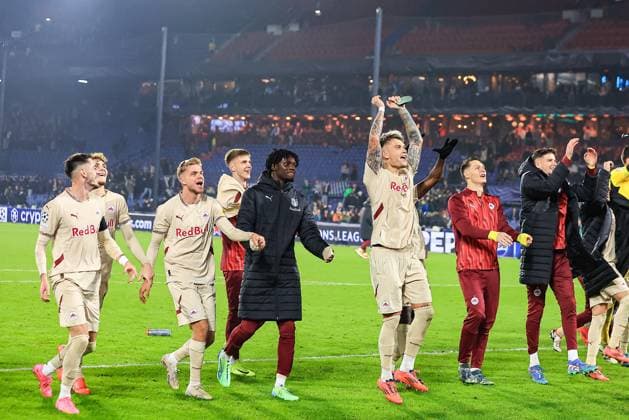 ROTTERDAM, 6-11-2024, Stadium de Kuip, Champions League, 2024 2025, Feyenoord - Red Bull Salzburg, Salzburg player celebrating the 1-3 win against Feyenoord with RB salzburg supporters Feyenoord - RB Salzburg  x26684463x Copyright: