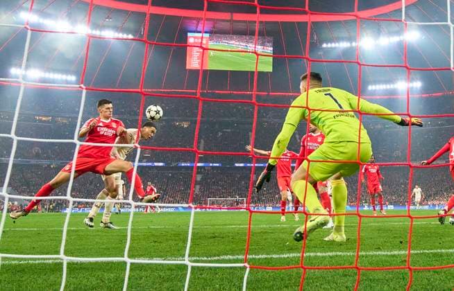 Jamal MUSIALA, FCB 42 scores, shoots goal , Tor, Treffer, Torschuss, 1-0 in the group league match FC BAYERN MUENCHEN - SL BENFICA LISSABON of football UEFA Champions League in season 2024 2025 in Munich, Nov 06, 2024 , FCB, 4. Spieltag, München
