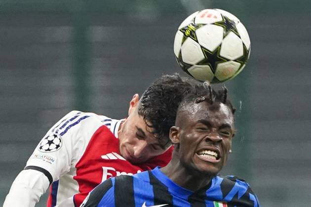 Kai Havertz of Arsenal and Yann Bisseck of Inter Milan clash heads Inter Milan v Arsenal, UEFA Champions League, Group Stage, Football, San Siro Stadium, Milan, Italy - 06 Nov 2024 EDITORIAL USE ONLY No use with unauthorised audio, video, data, fixture lists, club league logos or live services. Online in-match use limited to 120 images, no video emulation. No use in betting, games or single club league player publications.  Copyright: xRemotePhotoPress Shutterstockx 14873845dg