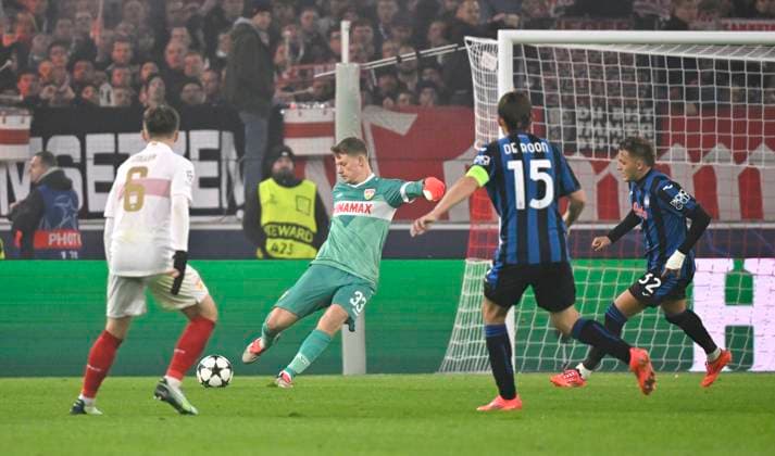 Goalkeeper Alexander Nuebel VfB Stuttgart 33 Action penalty area scene, goal area scene Mateo Retegui Atalanta BC Bergamo 32 Marten de Roon Atalanta BC Bergamo 15 Angelo Stiller VfB Stuttgart 06 Champions League VfB Stuttgart vs Atalanta BC Bergamo 05 11 2024 DFL REGULATIONS PROHIBIT ANY USE OF PHOTOGRAPHS AS IMAGE SEQUENCES AND OR QUASI VIDEO Champions League VfB Stuttgart vs Atalanta BC Bergamo