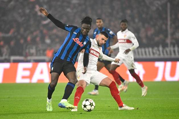Duel, action Odilon Kossounou Atalanta BC Bergamo 03 vs Deniz Undav VfB Stuttgart 26 Champions League VfB Stuttgart vs Atalanta BC Bergamo 05 11 2024 DFL REGULATIONS PROHIBIT ANY USE OF PHOTOGRAPHS AS IMAGE SEQUENCES AND OR QUASI VIDEO Champions League VfB Stuttgart vs Atalanta BC Bergamo