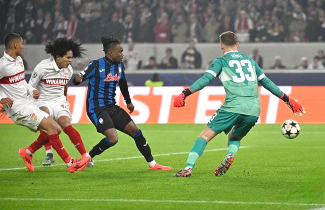 GOAL for 0 1Goal shot Action Goal chance Penalty area scene, goal area scene Ademola Lookman Atalanta BC Bergamo 11 against goalkeeper Alexander Nuebel VfB Stuttgart 33 Enzo Millot VfB Stuttgart 08 Anrie Chase VfB Stuttgart 45 Champions League VfB Stuttgart vs Atalanta BC Bergamo 05 11 2024 DFL REGULATIONS PROHIBIT ANY USE OF PHOTOGRAPHS AS IMAGE SEQUENCES AND OR QUASI VIDEO Champions League VfB Stuttgart vs Atalanta BC Bergamo