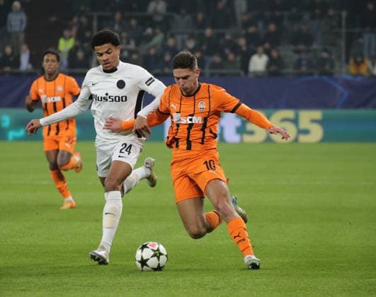 06 11 2024, xgrfx, Football UEFA Champions League, Shakhtar Donetsk Young Boys Bern emspor, v l Zachary Athekame Young Boys Bern , Gerogiy Sudakov Shakhtar Donetsk DFL DFB REGULATIONS PROHIBIT ANY USE OF PHOTOGRAPHS as IMAGE SEQUENCES and or QUASI VIDEO Gelsenkirchen