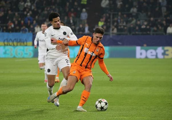 06 11 2024, xgrfx, Football UEFA Champions League, Shakhtar Donetsk Young Boys Bern emspor, v l Zachary Athekame Young Boys Bern , Gerogiy Sudakov Shakhtar Donetsk DFL DFB REGULATIONS PROHIBIT ANY USE OF PHOTOGRAPHS as IMAGE SEQUENCES and or QUASI VIDEO Gelsenkirchen
