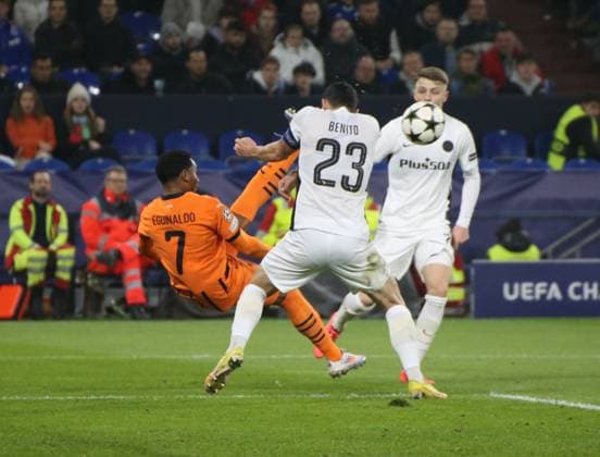 06 11 2024, xgrfx, Football UEFA Champions League, Shakhtar Donetsk Young Boys Bern emspor, v l Eguinaldo Shakhtar Donetsk , Loris Benito Young Boys Bern DFL DFB REGULATIONS PROHIBIT ANY USE OF PHOTOGRAPHS as IMAGE SEQUENCES and or QUASI VIDEO Gelsenkirchen