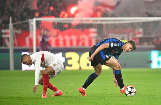 duel, action Jeff Chabot VfB Stuttgart 24 vs Charles De Ketelaere Atalanta BC Bergamo 17 Bengalos, pyrotechnics, pyro, fireworks, Champions League VfB Stuttgart vs Atalanta BC Bergamo 05 11 2024 DFL REGULATIONS PROHIBIT ANY USE OF PHOTOGRAPHS AS IMAGE SEQUENCES AND OR QUASI VIDEO Champions League VfB Stuttgart vs Atalanta BC Bergamo